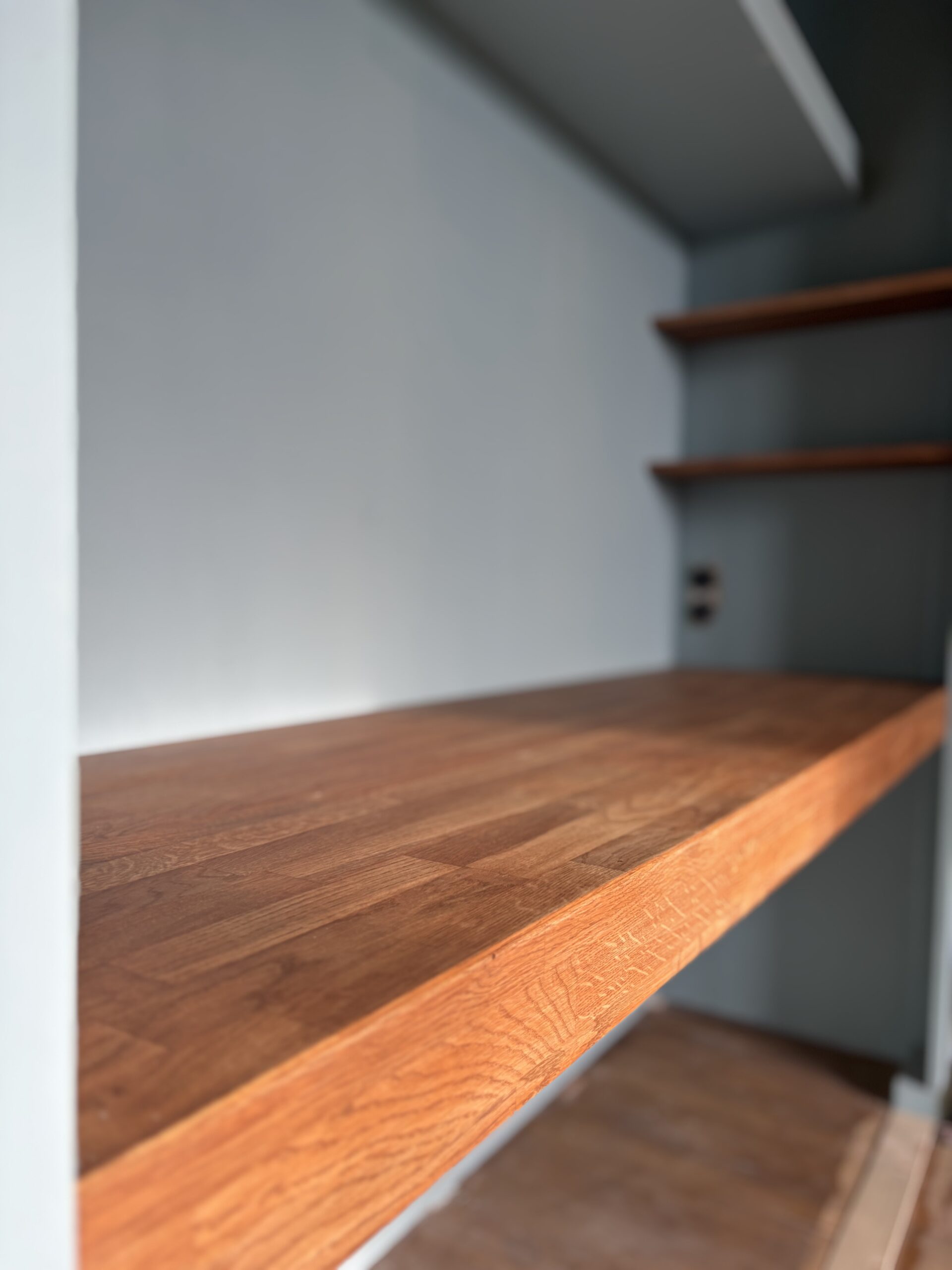 création d'un espace bureau avec plateau en chene massif et étagère suspendu sur fixation invisible