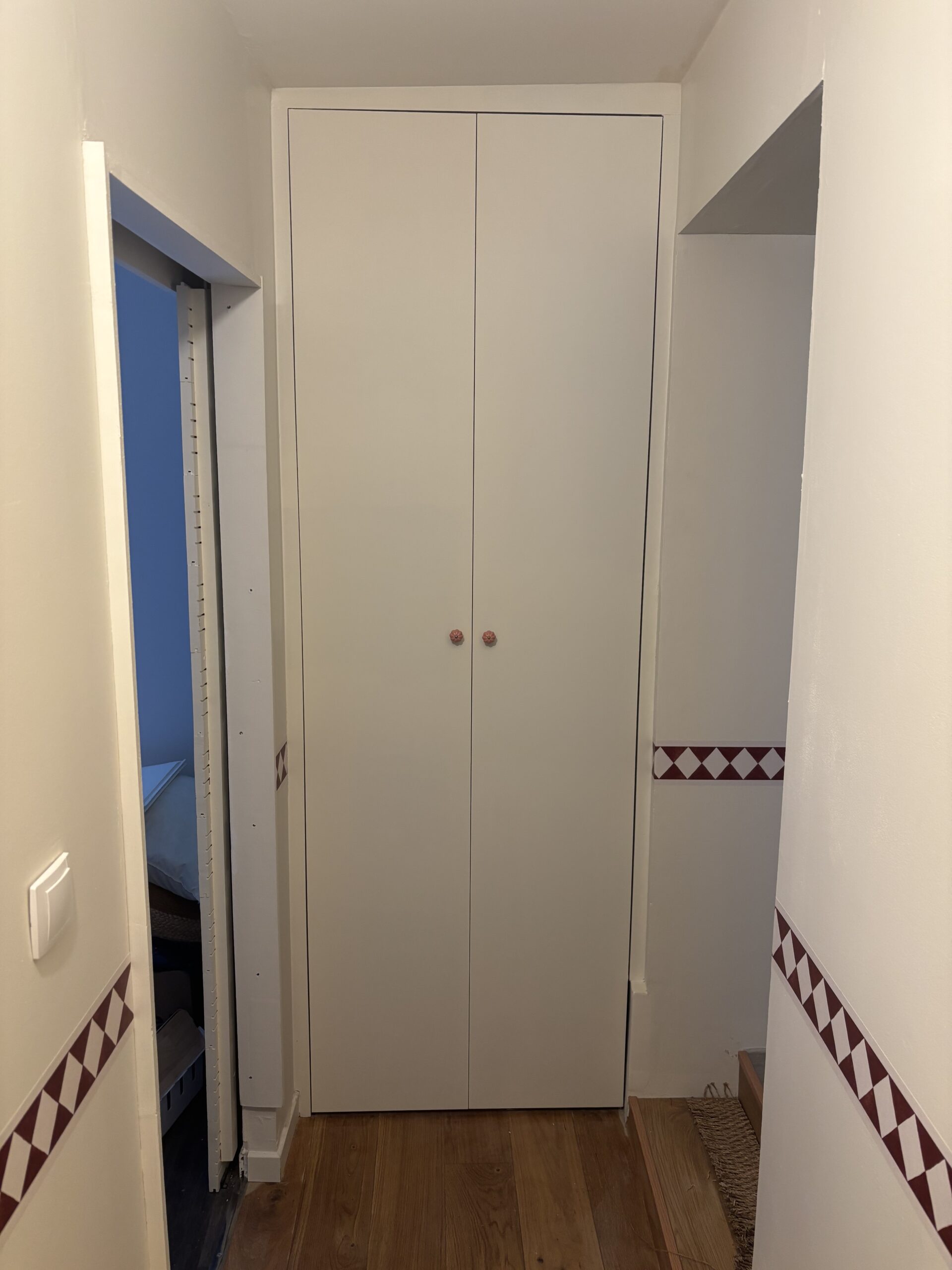 fabrication et pose de porte de placard sur mesure pour fermer l'espace chaudière