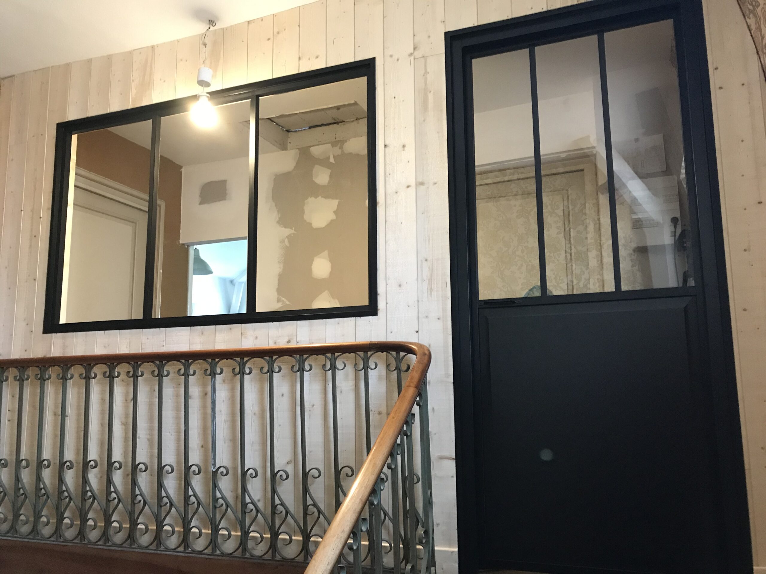 Aménagement d’un palier : Création d’une cloison avec verrière et porte (Plafond suspendu, isolation des murs, peinture, plomberie, électricité, création d’une cloison en ossature bois, fabrication d’une verrière, fabrication et pose d’une trappe d’accès, pose d’une porte)