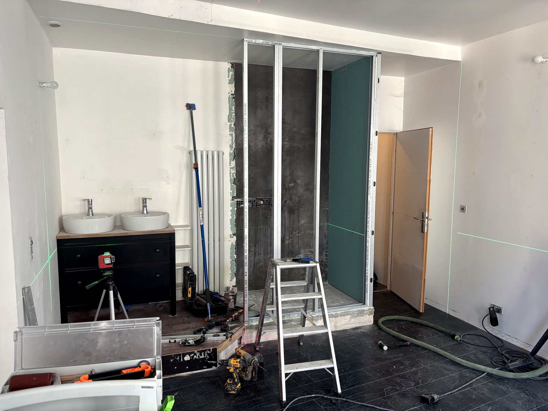 cloison_douche Chambre rénovée avec pose de papier peint, peinture murale, parquet bois et aménagement intérieur réalisé par un artisan