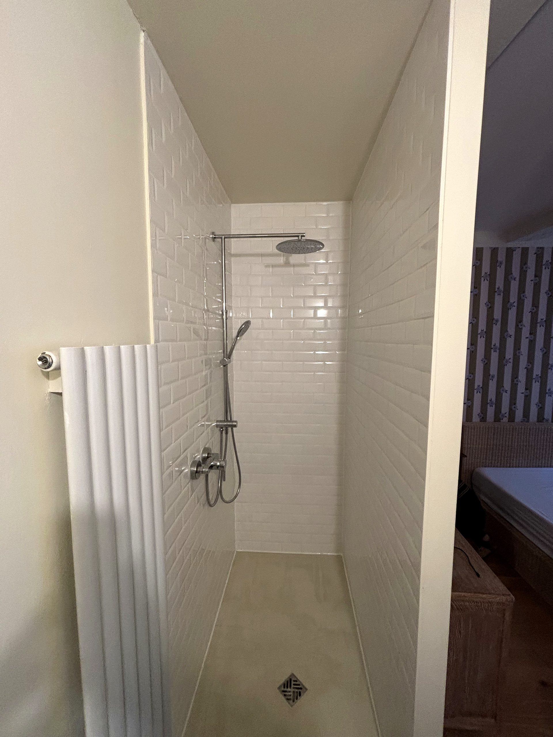 douche_apres Chambre rénovée avec pose de papier peint, peinture murale, parquet bois et aménagement intérieur réalisé par un artisan