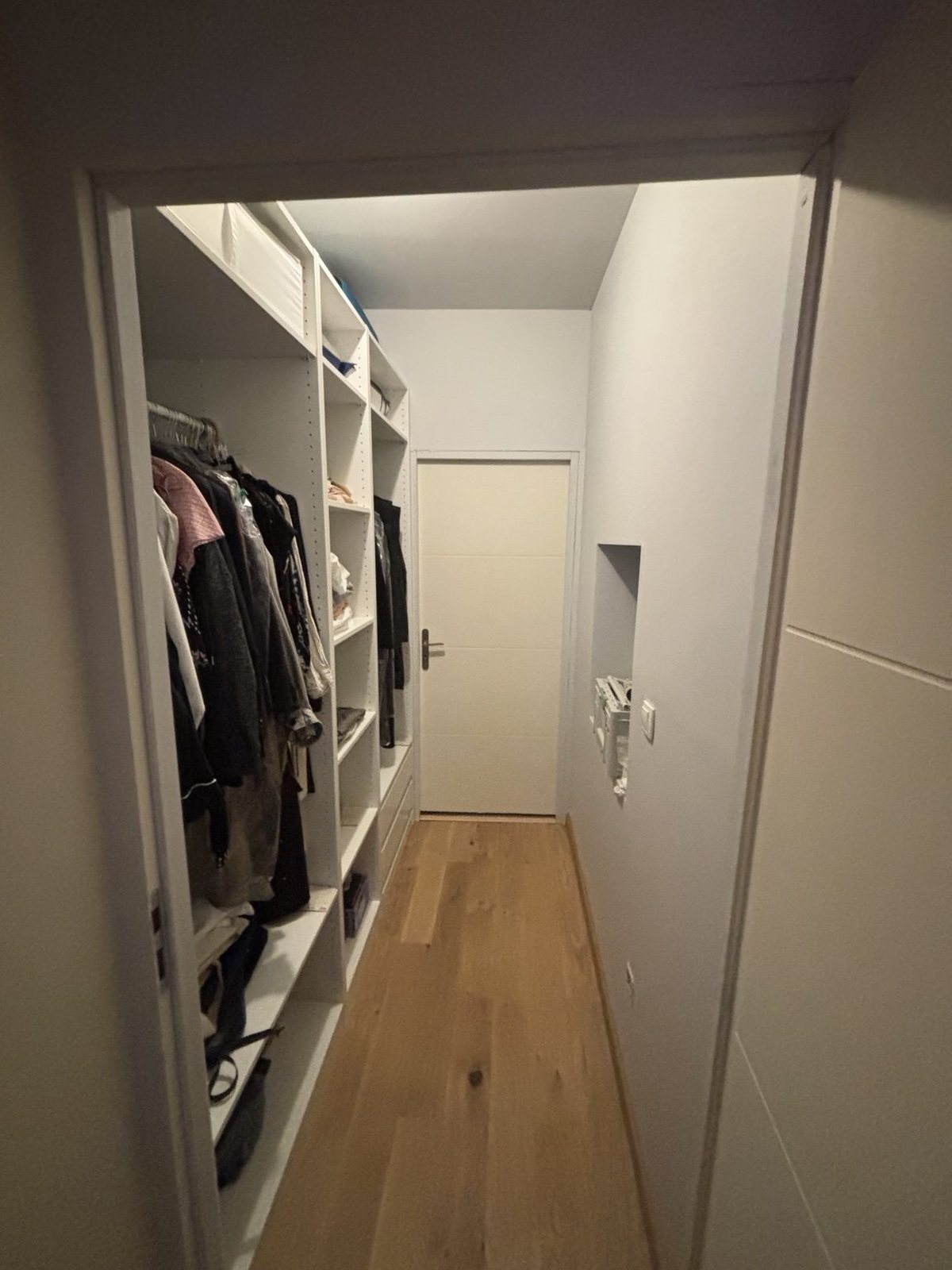 dressing_apres_web_uniform Cuisine en L sur mesure avec façades vert mat et bois, plan de travail clair, rangements intégrés et électroménager encastré, réalisée par FAKT Agencement